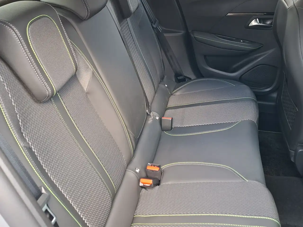 Peugeot 208 GT HYBRID 136 e-DSC6 — Vehicle gallery 18