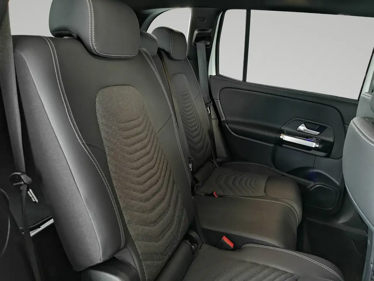 Mercedes-Benz EQB 300 4M Progressive ADVANCED+PANO-SD+AHK+SMAR — Galería del vehículo 18
