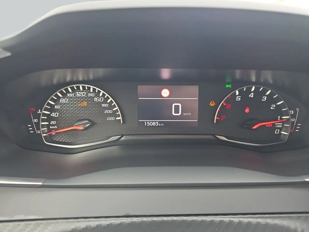 Peugeot 208 PureTech 75 Active — Vehicle gallery 17