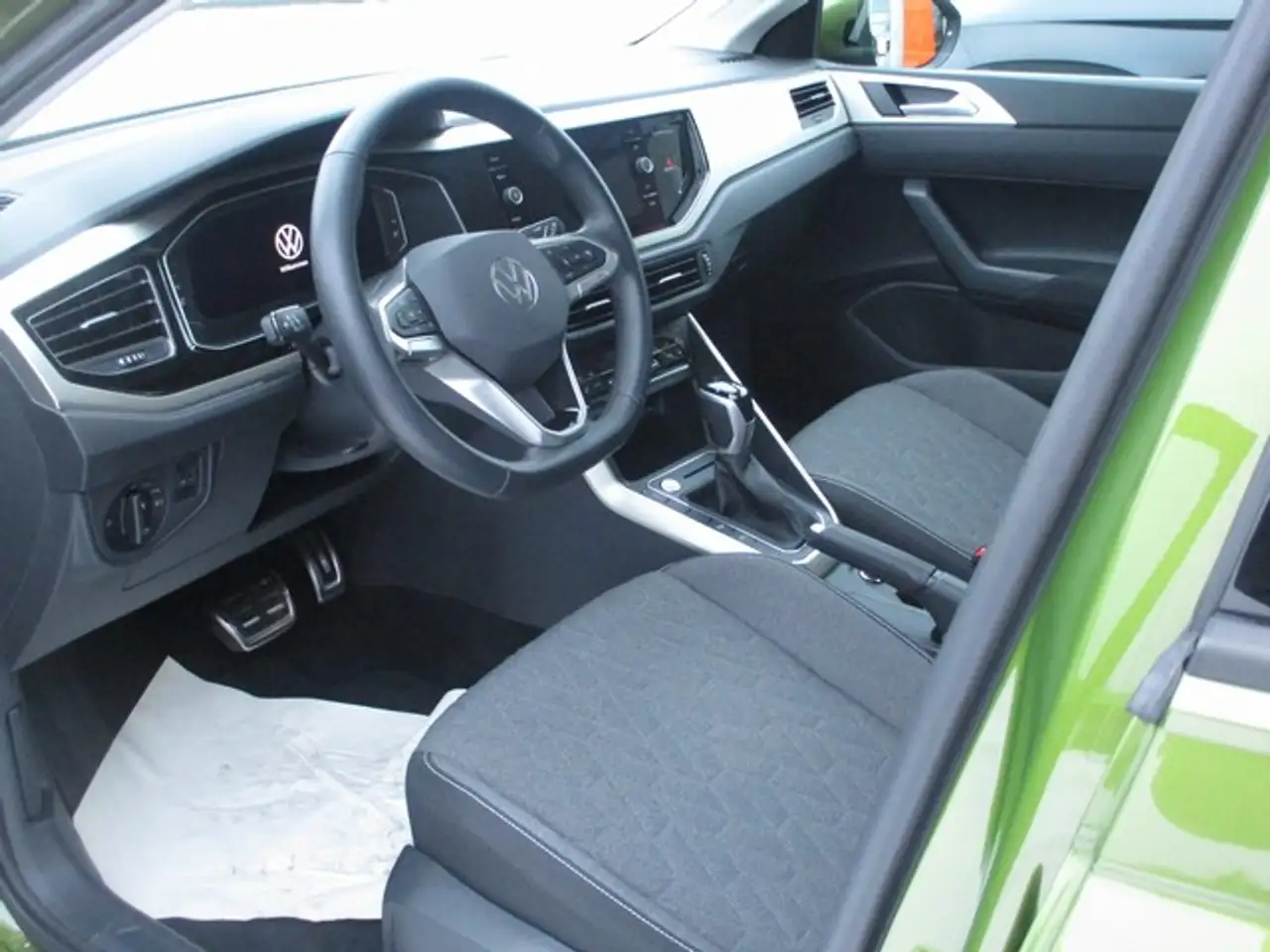 Volkswagen Taigo Taigo 1.5 TSI — معرض صور السيارة 9