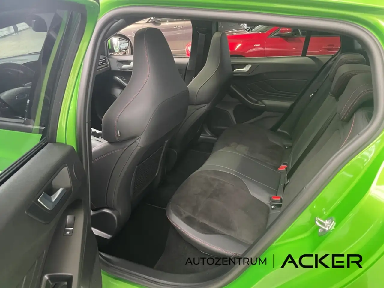 Ford Focus ST X Turnier 2.3 AT Pano/aAHK/ACC -40%* — Galería del vehículo 16