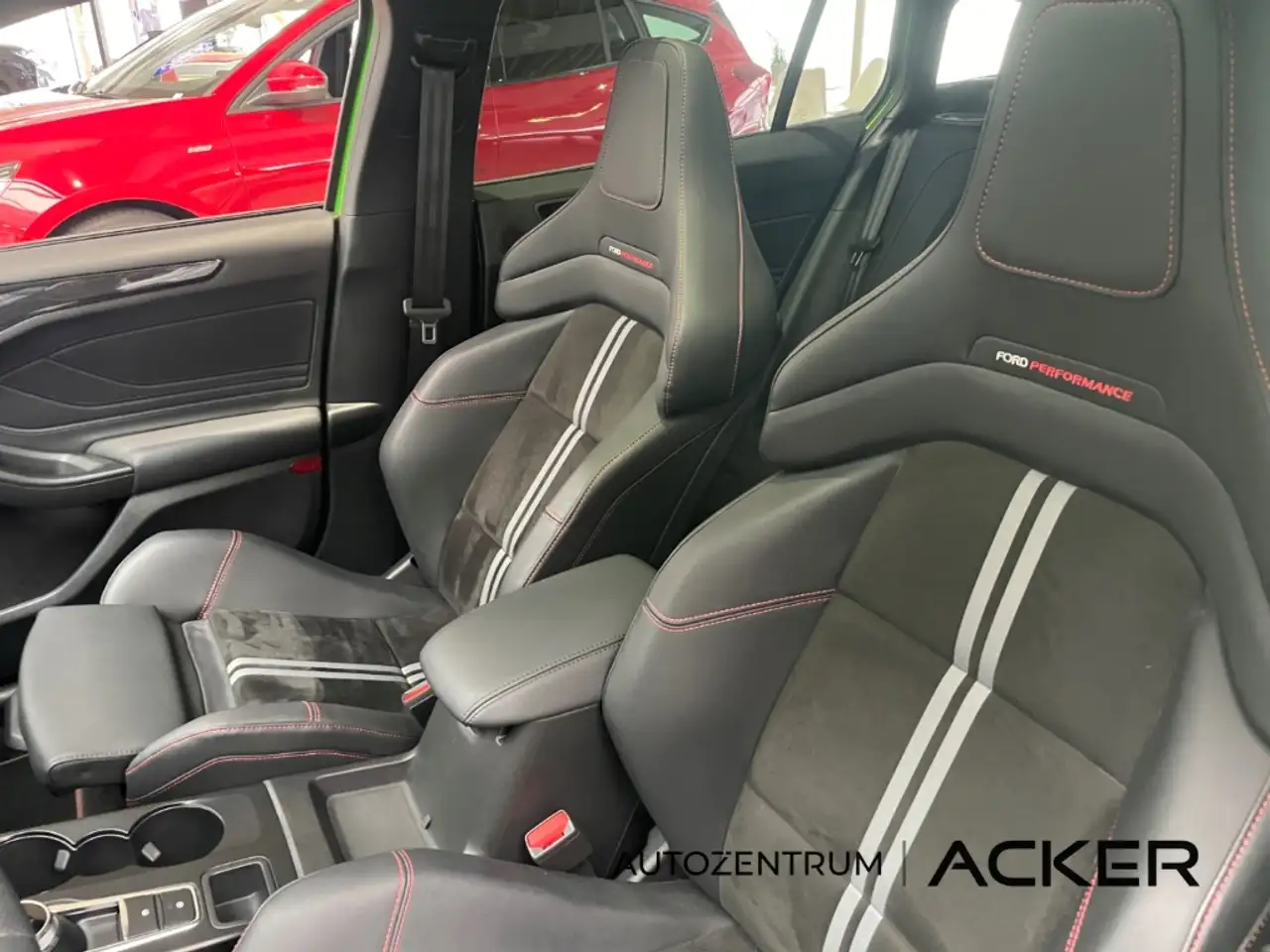 Ford Focus ST X Turnier 2.3 AT Pano/aAHK/ACC -40%* — Galería del vehículo 18
