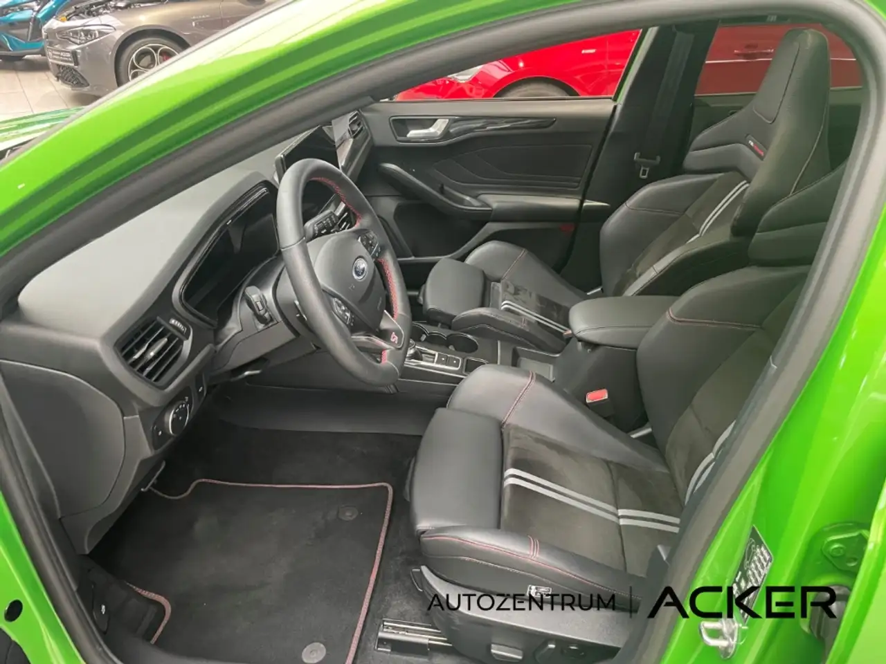 Ford Focus ST X Turnier 2.3 AT Pano/aAHK/ACC -40%* — Galería del vehículo 17