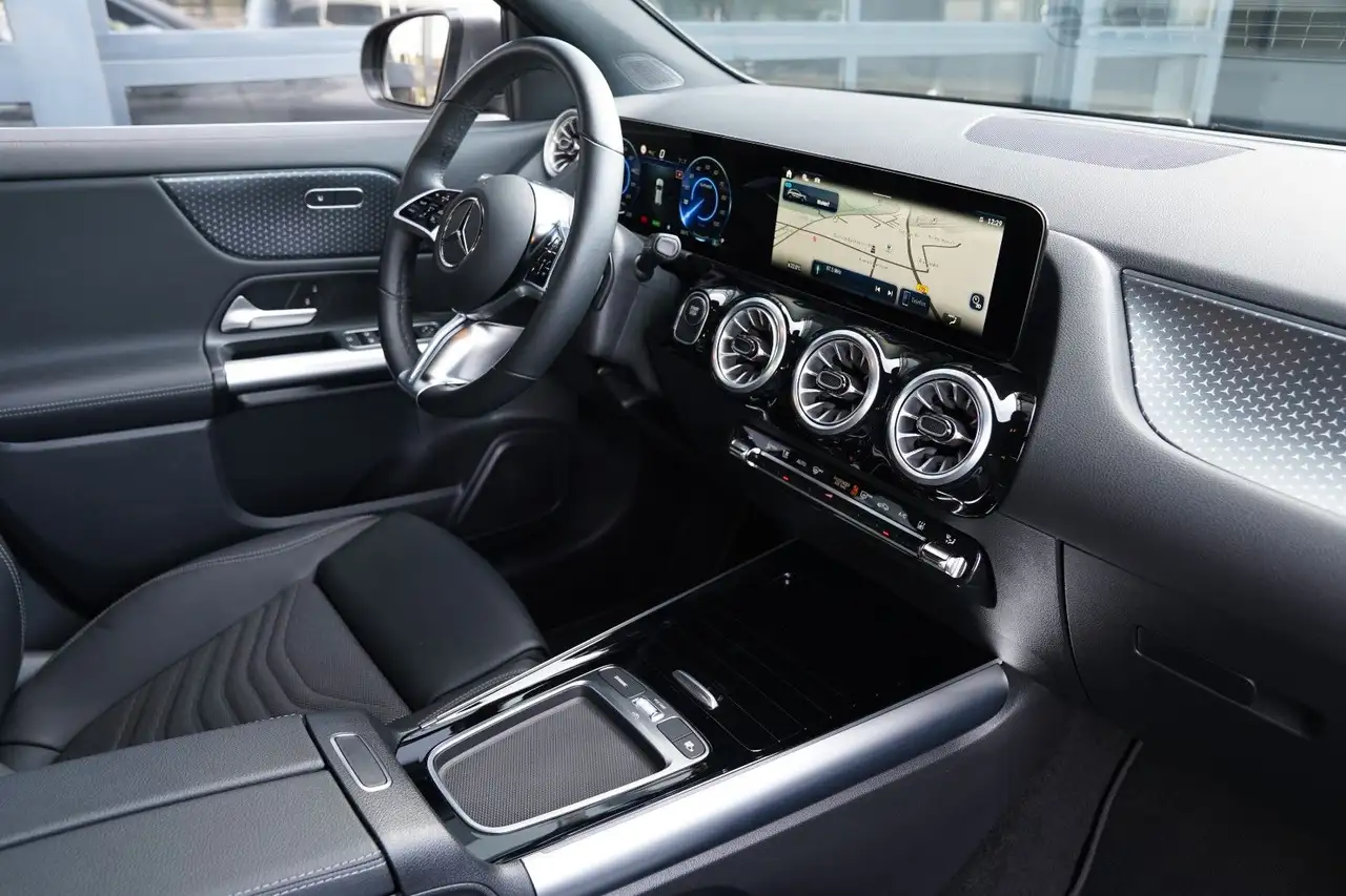 Mercedes-Benz EQA 350 4Matic MBUX Wide -LED-360-Distronic — معرض صور السيارة 12
