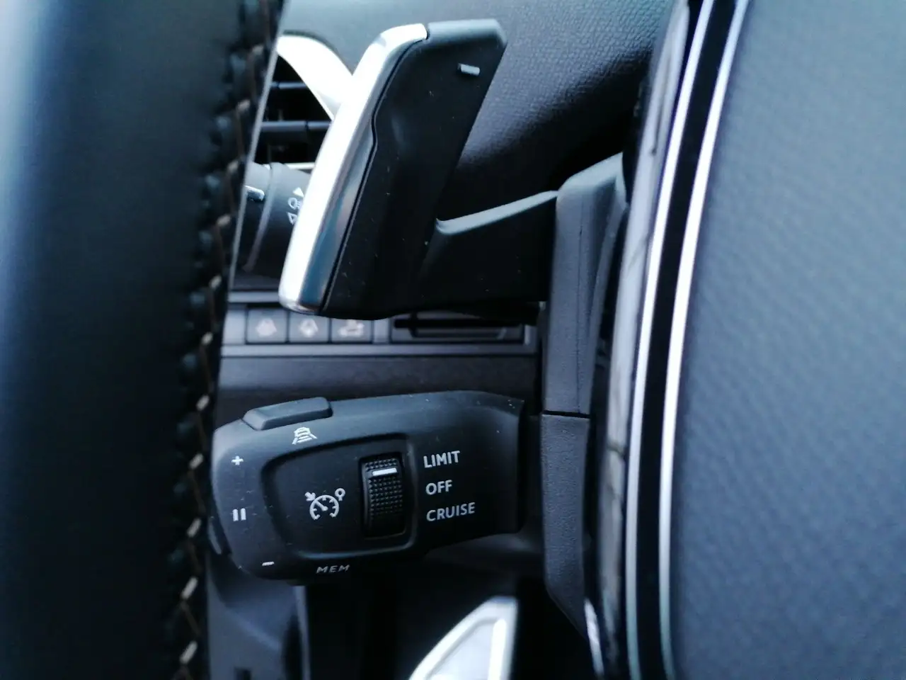 Peugeot 3008 Hybrid 136 e-DSC6 GT ACC LED Navi PDC Pano — معرض صور السيارة 22