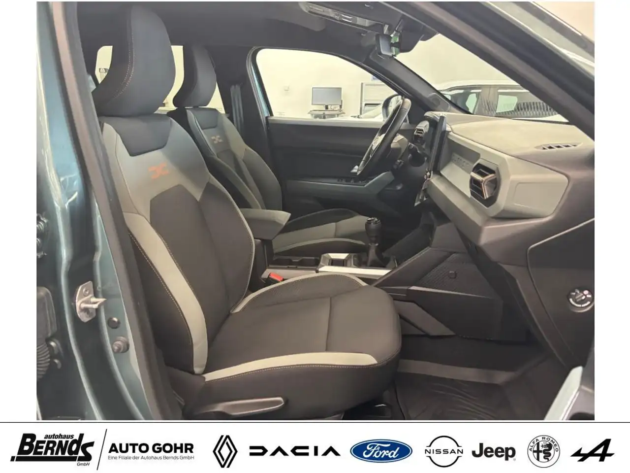 Dacia Duster TCe 130 Extr Navi 3D HiFi Isofix Kamera inkl. Bett — Vehicle gallery 3