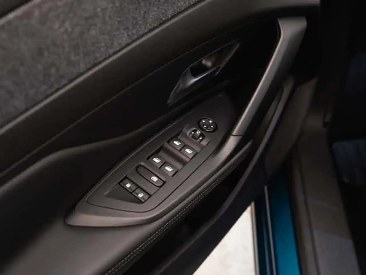 Peugeot 408 Hybrid 180 Allure e-EAT8 — معرض صور السيارة 13