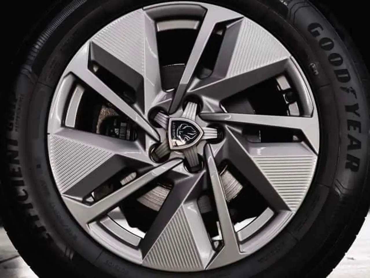 Peugeot 408 Hybrid 180 Allure e-EAT8 — معرض صور السيارة 26