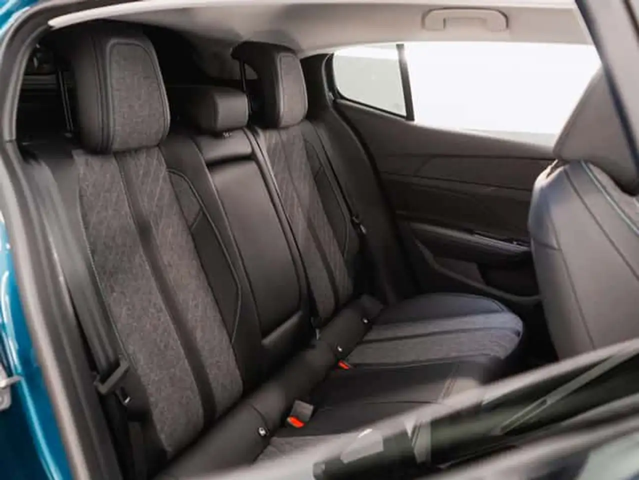 Peugeot 408 Hybrid 180 Allure e-EAT8 — معرض صور السيارة 21