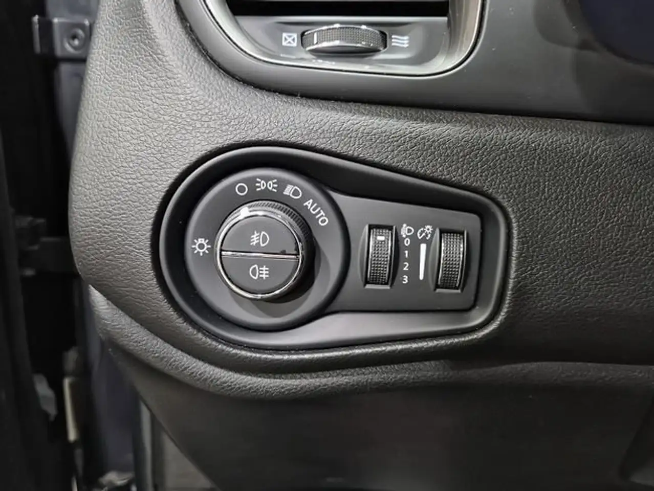 Jeep Renegade eHybrid Altitude 1.5 MHEV 130hp Dct Fwd — Galerie du véhicule 13
