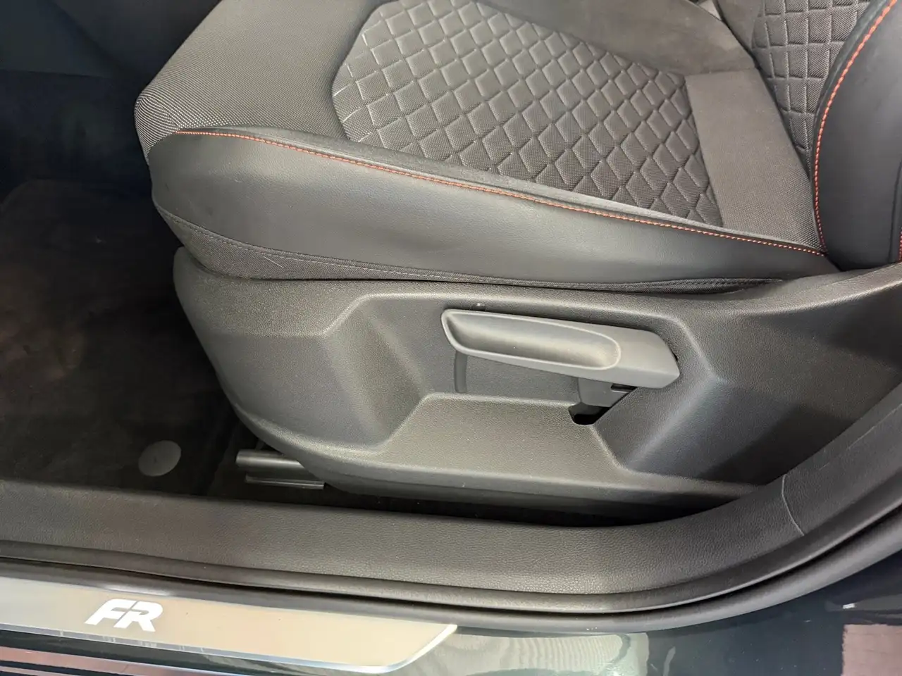 SEAT Ateca 1.5 TSI FR DSG LED Navi AHK Beats ACC AHK — Galería del vehículo 20