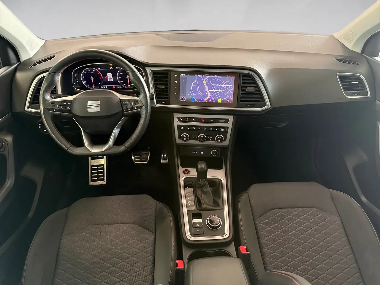 SEAT Ateca 1.5 TSI FR DSG LED Navi AHK Beats ACC AHK — Galería del vehículo 19