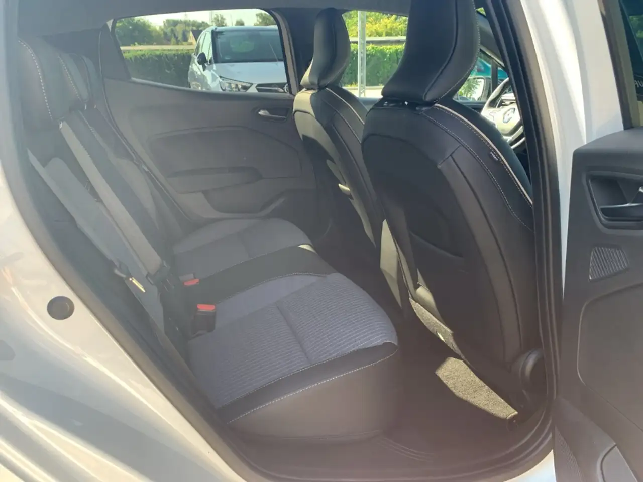 Renault Clio TECHNO TCe 90 LED+SHZ+PDC+360Â Techno LED+SHZ+PDC — معرض صور السيارة 26