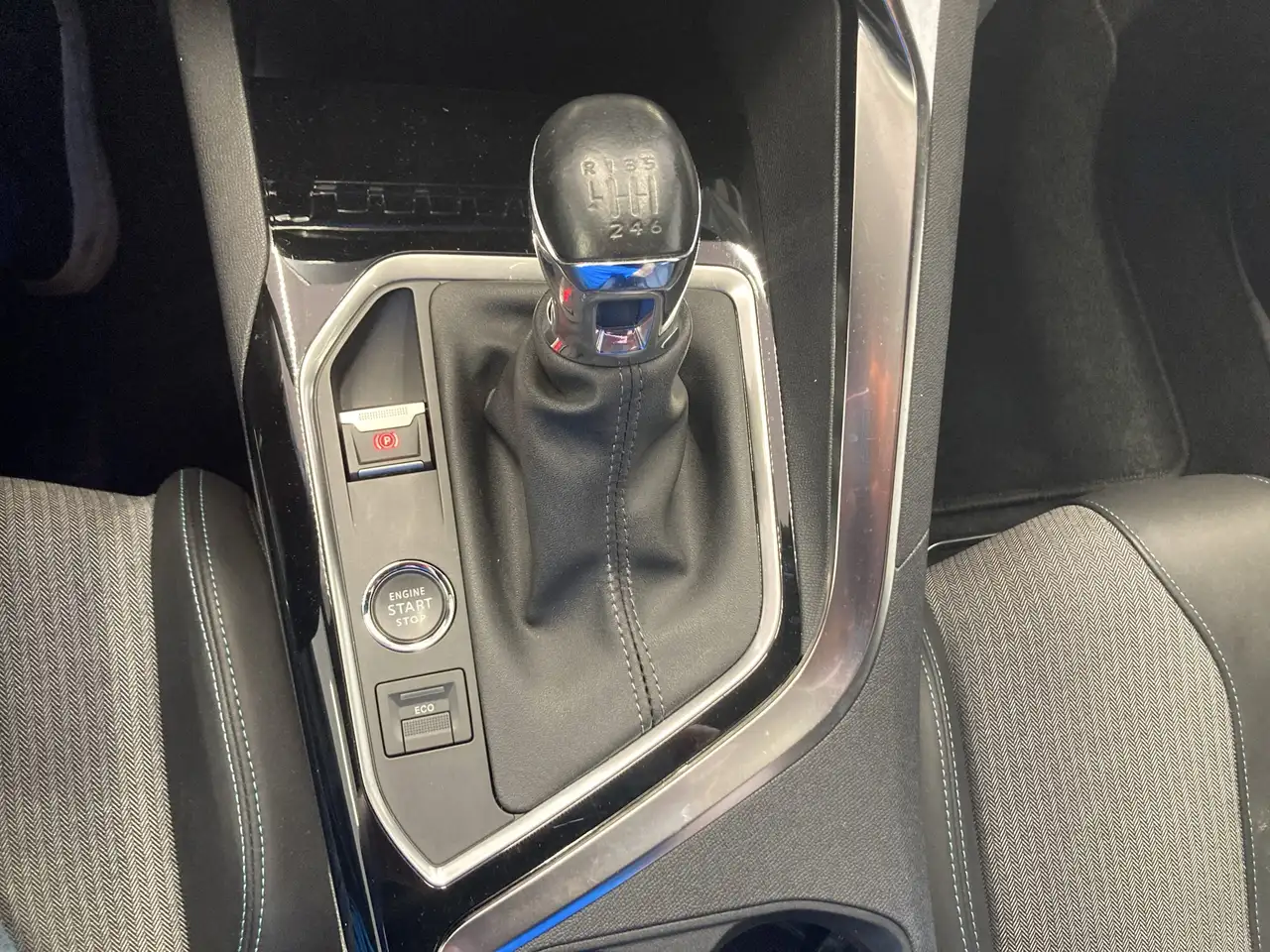 Peugeot 3008 1.2 PureTech Allure Pack ACC+Navi+SHZ+Kamera — Galería del vehículo 13