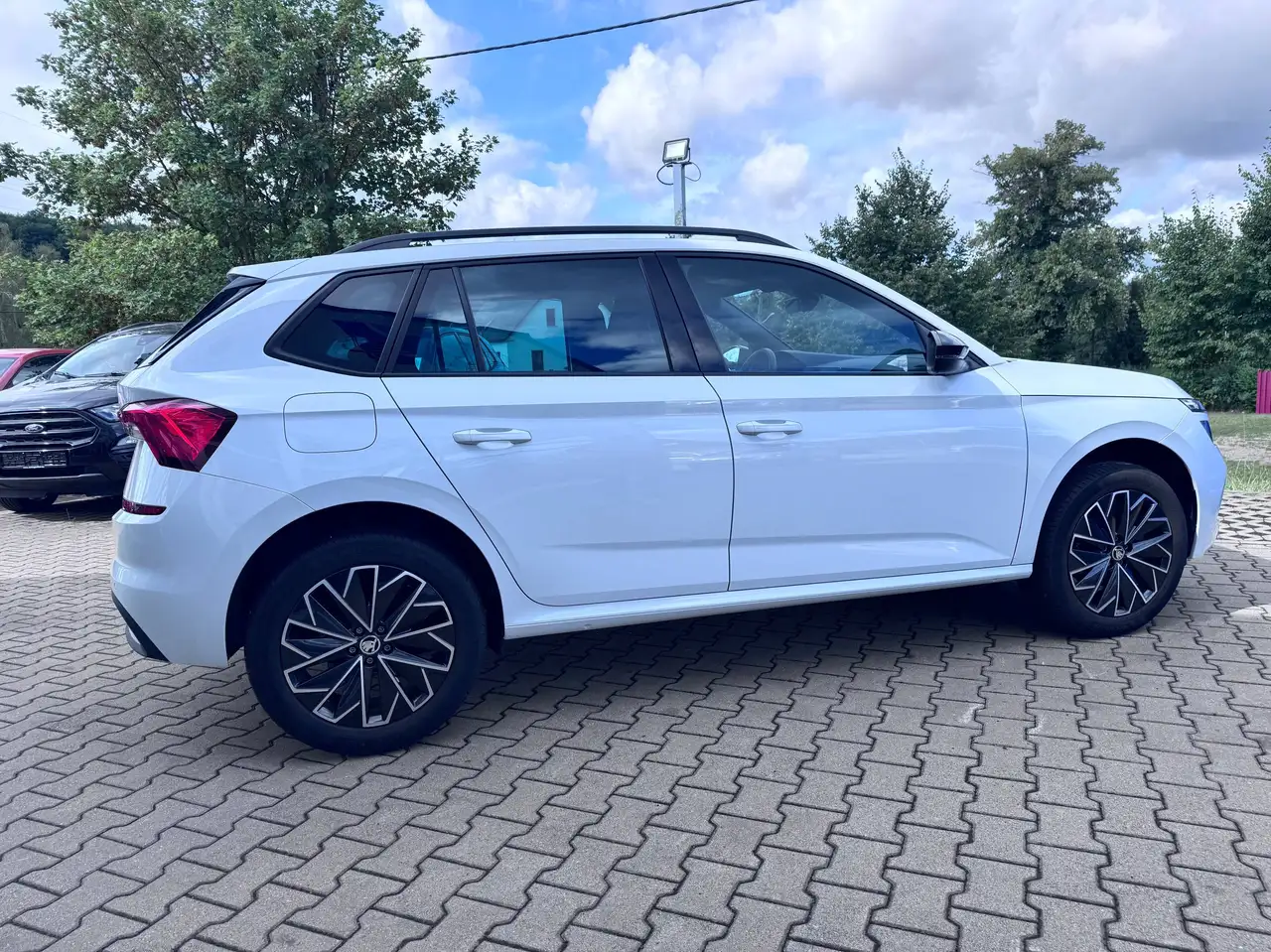 Skoda Kamiq Kamiq 1.0 TSI MC STYLE Bi-LED Sportsitze 17" Black Line — Vehicle gallery 6