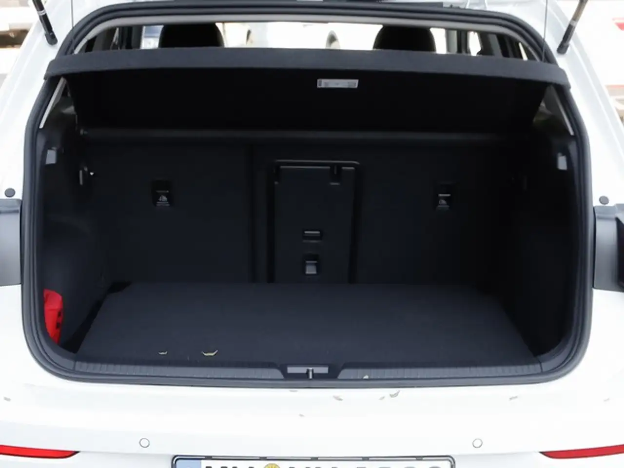 Volkswagen Golf VIII 1.0 TSI MOVE DAB LED CAR-PPLAY — Galería del vehículo 9