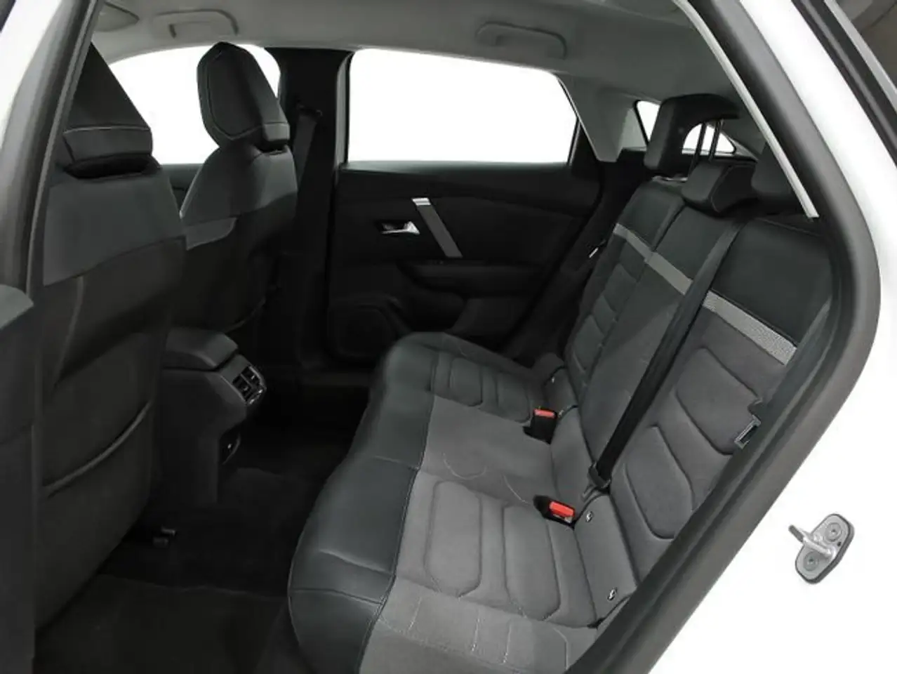 Citroen C4 1.2 PureTech Plus S&S 130 — Galerie du véhicule 9