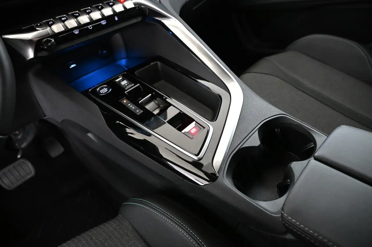 Peugeot 3008 1.6 180 PHEV e-EAT8 Allure-Pack LED/ACC/18 — Galerie du véhicule 14