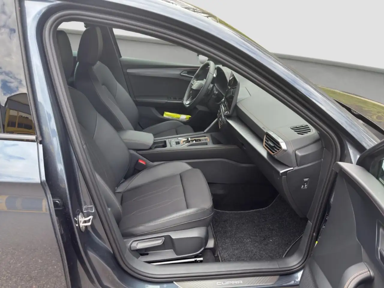 CUPRA Leon 1.5 eTSI 110kW DSG SHZ AHK MatrixLED Kamera AD Nav — Vehicle gallery 12
