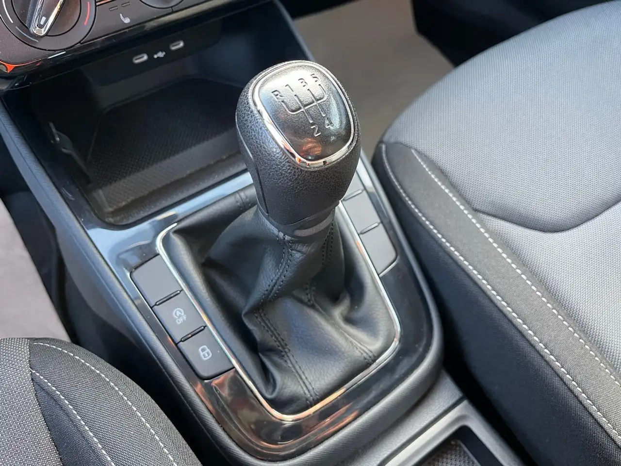 Skoda Fabia 1,0 TSI*Selection*5-Jahre Garantie/Klima — Galería del vehículo 6