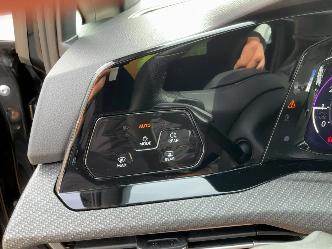 Volkswagen Golf VIII 1.5 eTSI DSG R-LINE LED+NAVI+ACC+SHZ — Galerie du véhicule 16