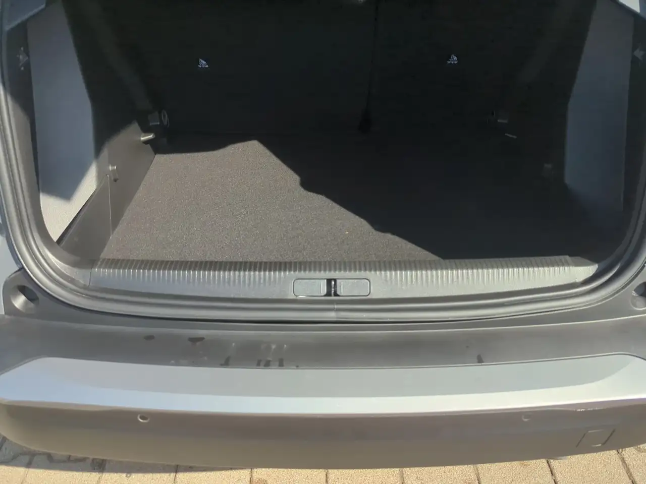 Peugeot 2008 1.2 PureTech 100 Allure LED PDC Navi Kamera — Galería del vehículo 11