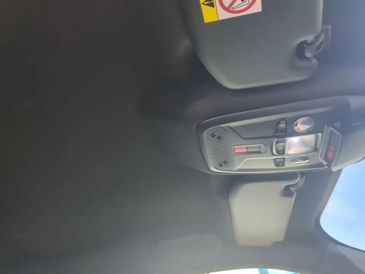 Peugeot 2008 1.2 PureTech 100 Allure LED PDC Navi Kamera — Galería del vehículo 15