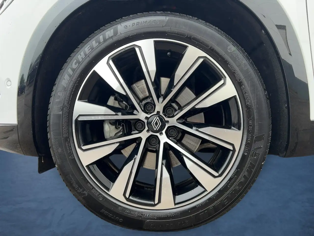 Renault Austral TECHNO E-TECH FULL HYBRID 200 ABSTANDSTEMPOMAT — معرض صور السيارة 22