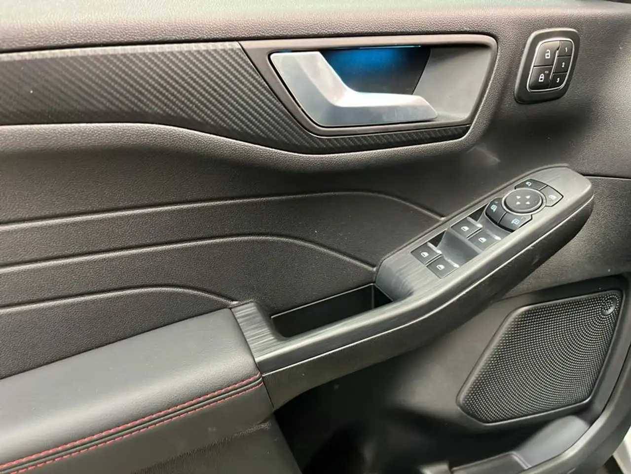 Ford Kuga 1.5 EcoBoost ST-LINE X — Galerie du véhicule 17
