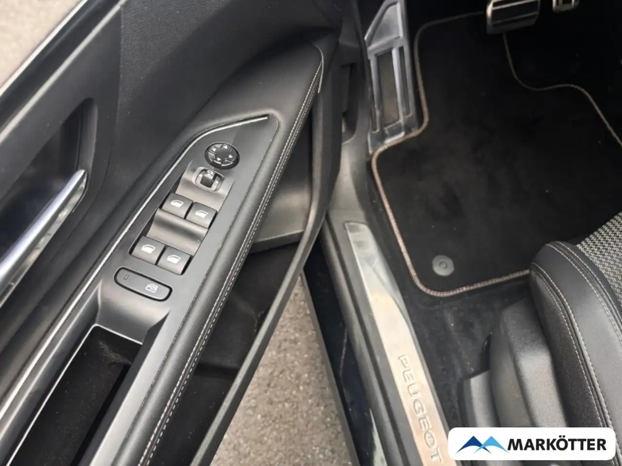 Peugeot 5008 GT Hybrid 136 7-Sitzer AHK/ACC/BLIS/SHZ/CAM — Galerie du véhicule 13