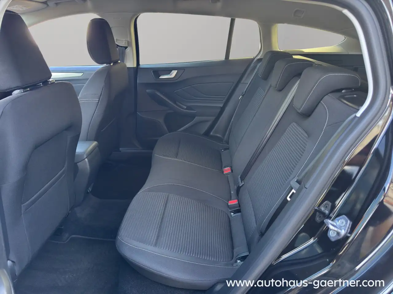 Ford Focus Turnier Titanium LED Navi Shz PDC AWR — Galería del vehículo 12
