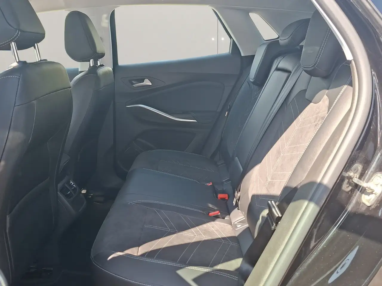 Opel Grandland 1.2 GS Line Alcantara+LED+Navi+SHZ+LM — Galería del vehículo 11