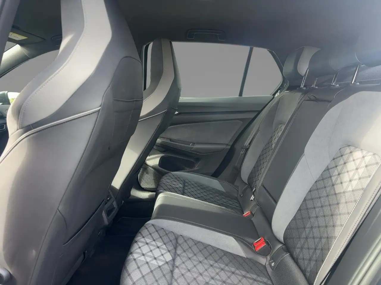 Volkswagen Golf VIII 1.5 eTSI R-Line DSG Kamera CarPlay LED — Vehicle gallery 10