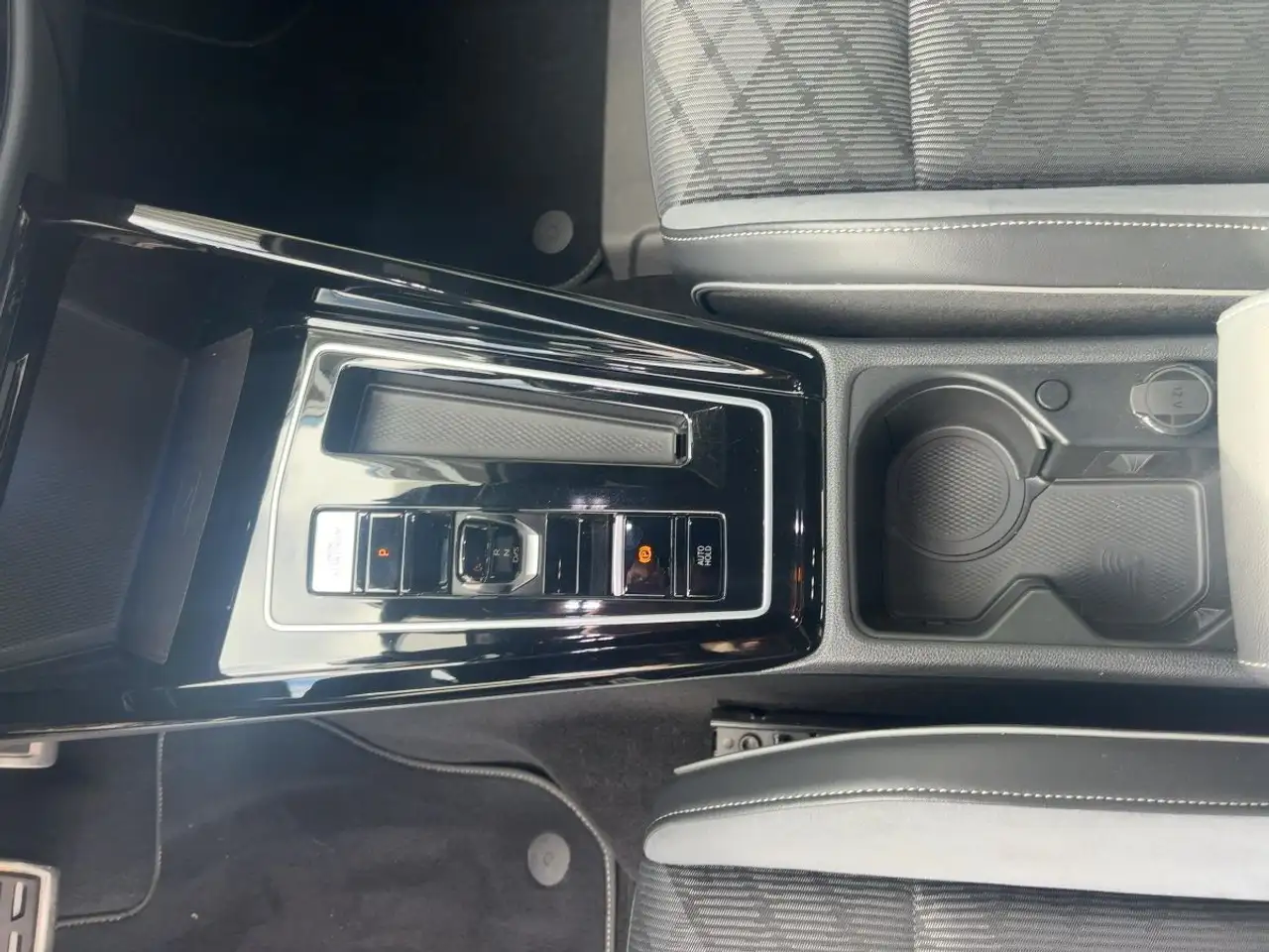 Volkswagen Golf VIII 1.5 eTSI R-Line DSG Kamera CarPlay LED — Vehicle gallery 17