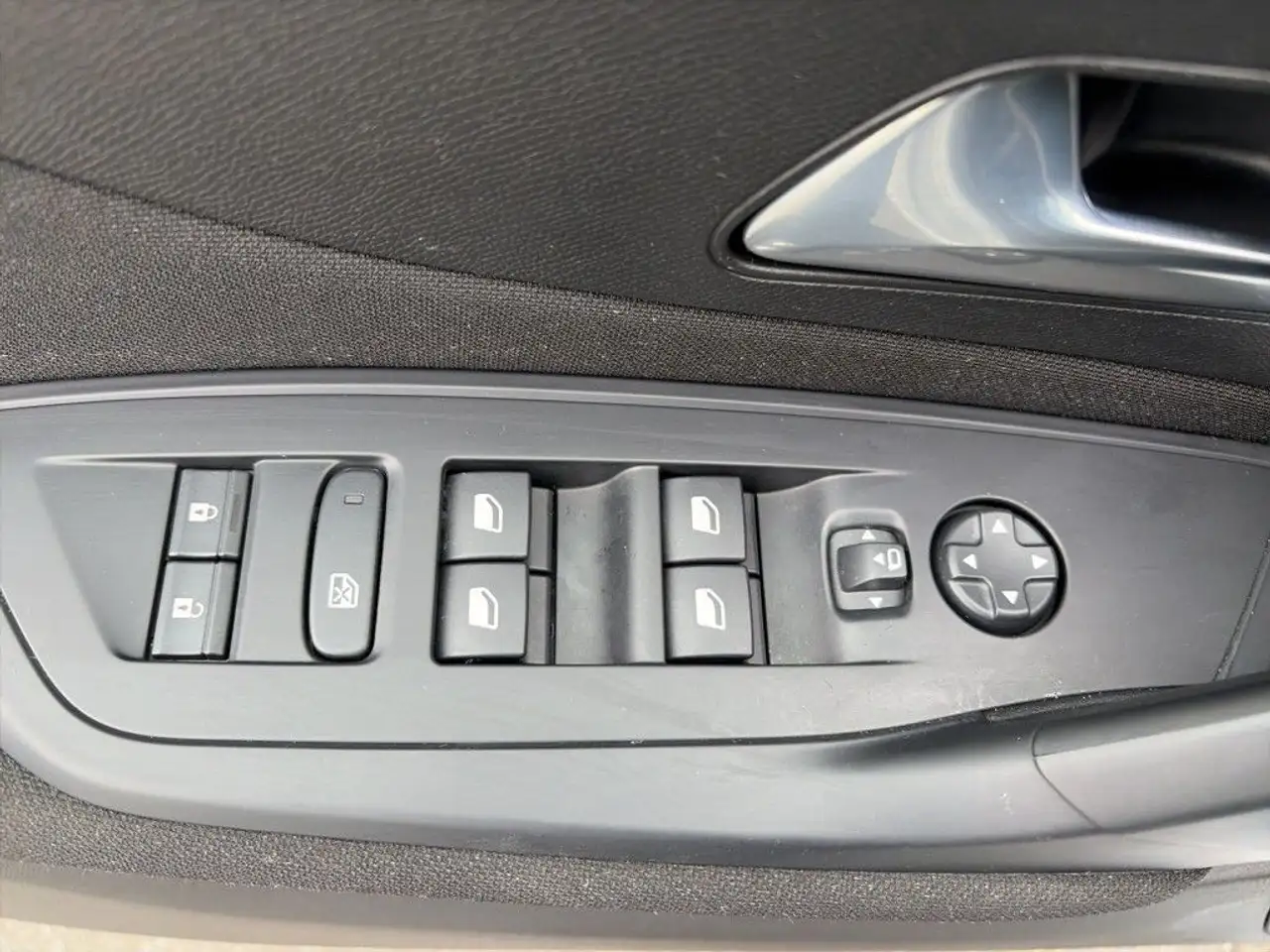 Peugeot 308 PureTech 130 Active Pack — Vehicle gallery 17