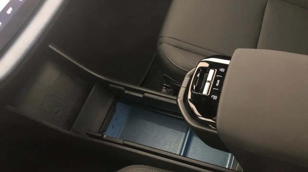 Volvo EX30 Single Extended Range Ultra Black Edition RWD — معرض صور السيارة 16