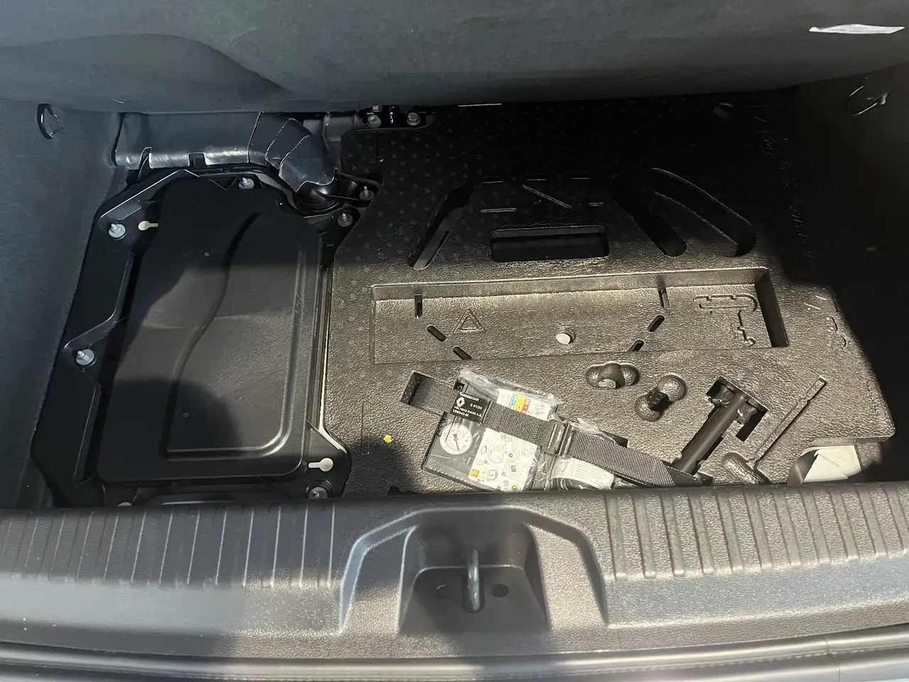 Renault Clio TECHNO E-TECH FULL HYBRID 145 — Galería del vehículo 16
