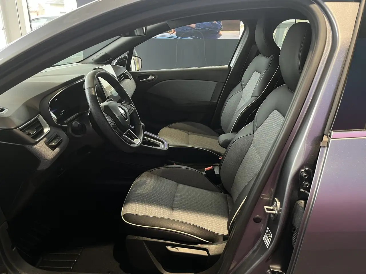 Renault Clio TECHNO E-TECH FULL HYBRID 145 — Galería del vehículo 21