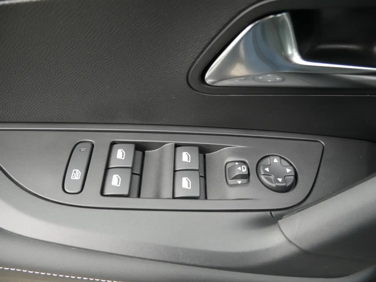 Peugeot 2008 1.2 Allure EAT 130 KLIMA SHZ KAMERA NAVI — معرض صور السيارة 19