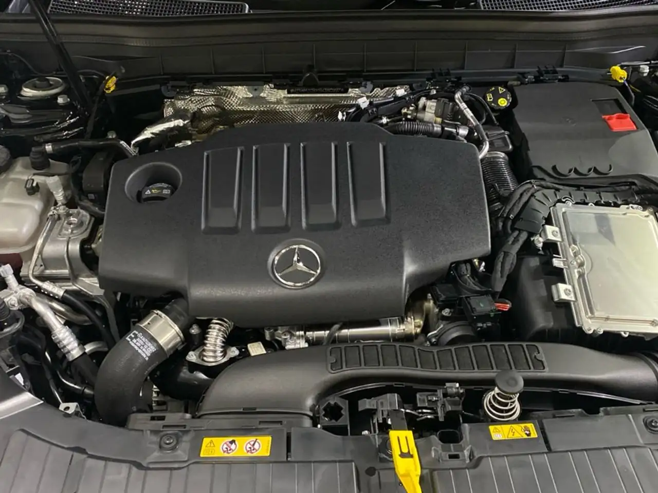 Mercedes-Benz GLB 200 d — Vehicle gallery 17