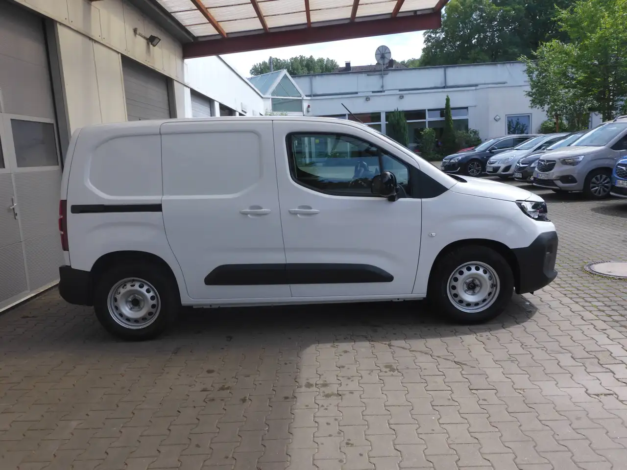 Opel Combo-e Combo-e Cargo Electric (50-kWh) L1 — معرض صور السيارة 7
