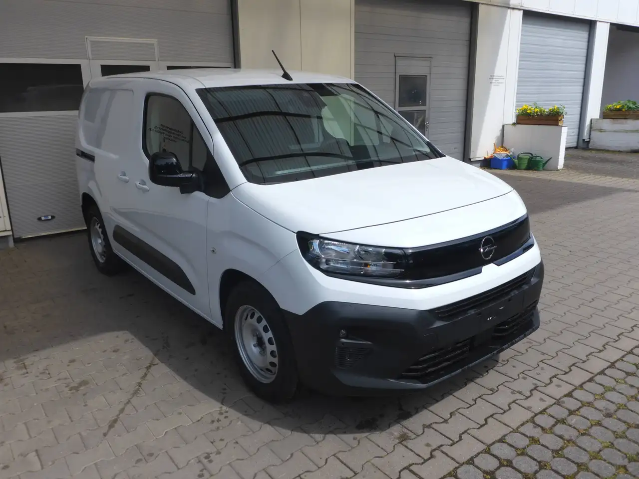 Opel Combo-e Combo-e Cargo Electric (50-kWh) L1 — معرض صور السيارة 5