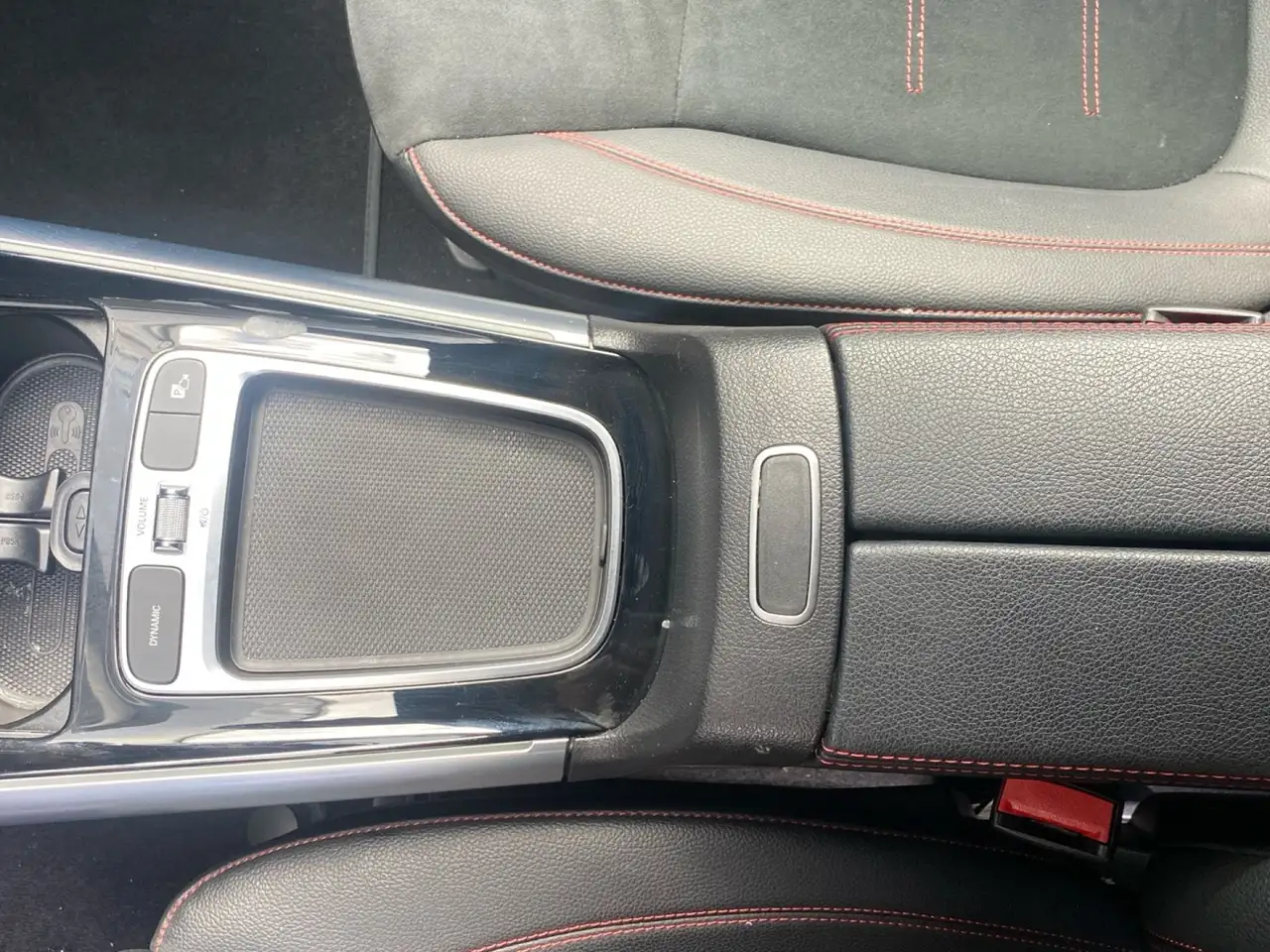 Mercedes-Benz GLA 200 D 4MATIC — Vehicle gallery 15