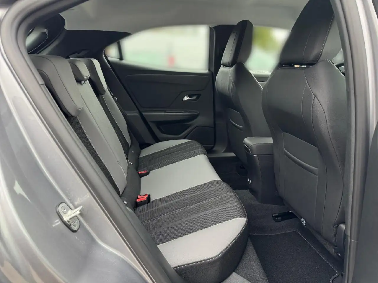 Opel Mokka-E 50kWh 136PS Elegance *R-Kamera* — Galería del vehículo 13