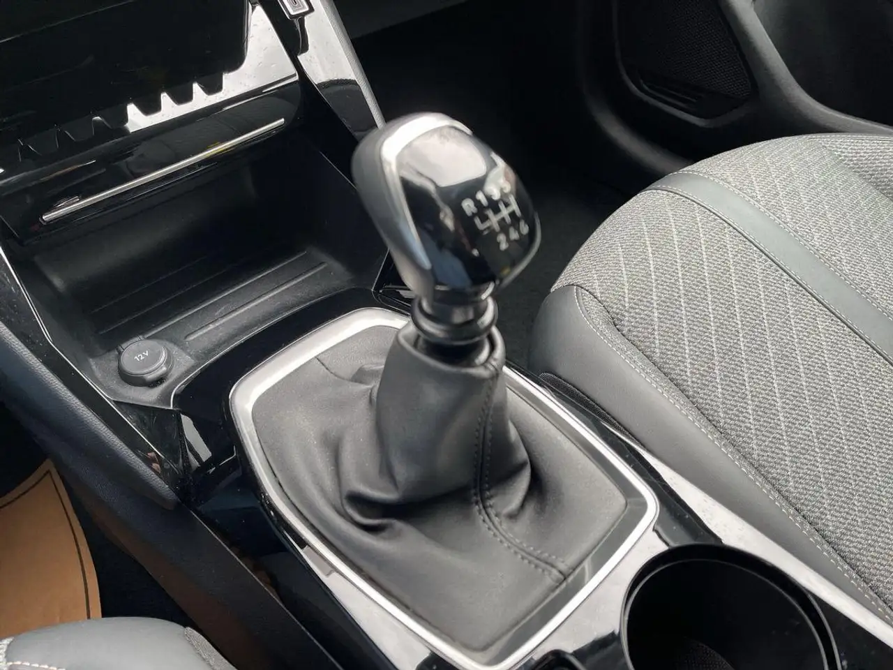 Peugeot 208 1.2 PureTech 100 Allure Navi+360° Kam+ACC+DAB+ — Galerie du véhicule 16