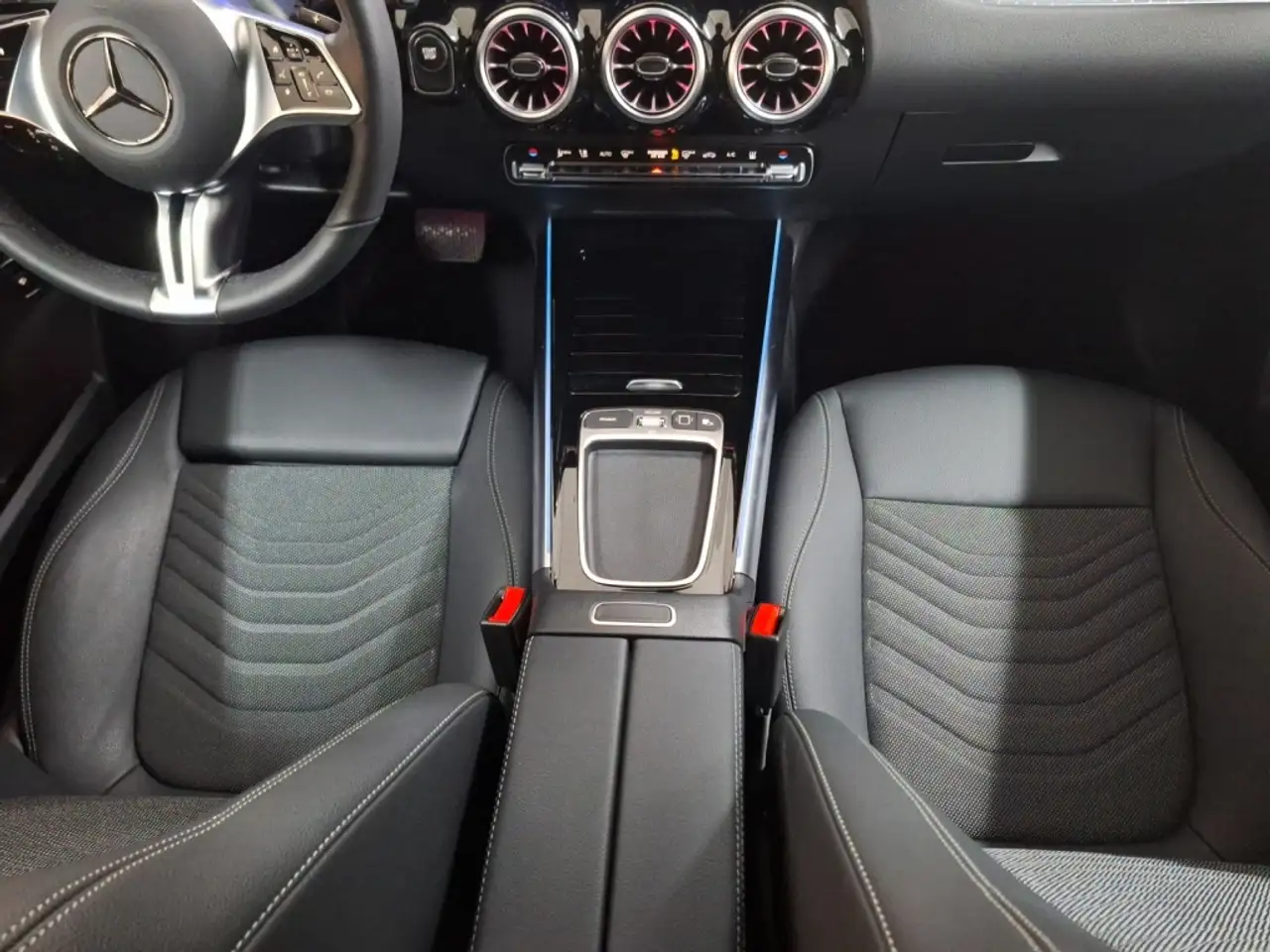 Mercedes-Benz EQA 350 4M AUT Kam. KeyLess KlimaA LED LM Navi — Galería del vehículo 14
