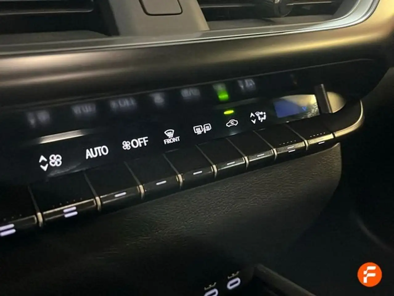 Lexus UX 250h Luxury 2WD — Vehicle gallery 15