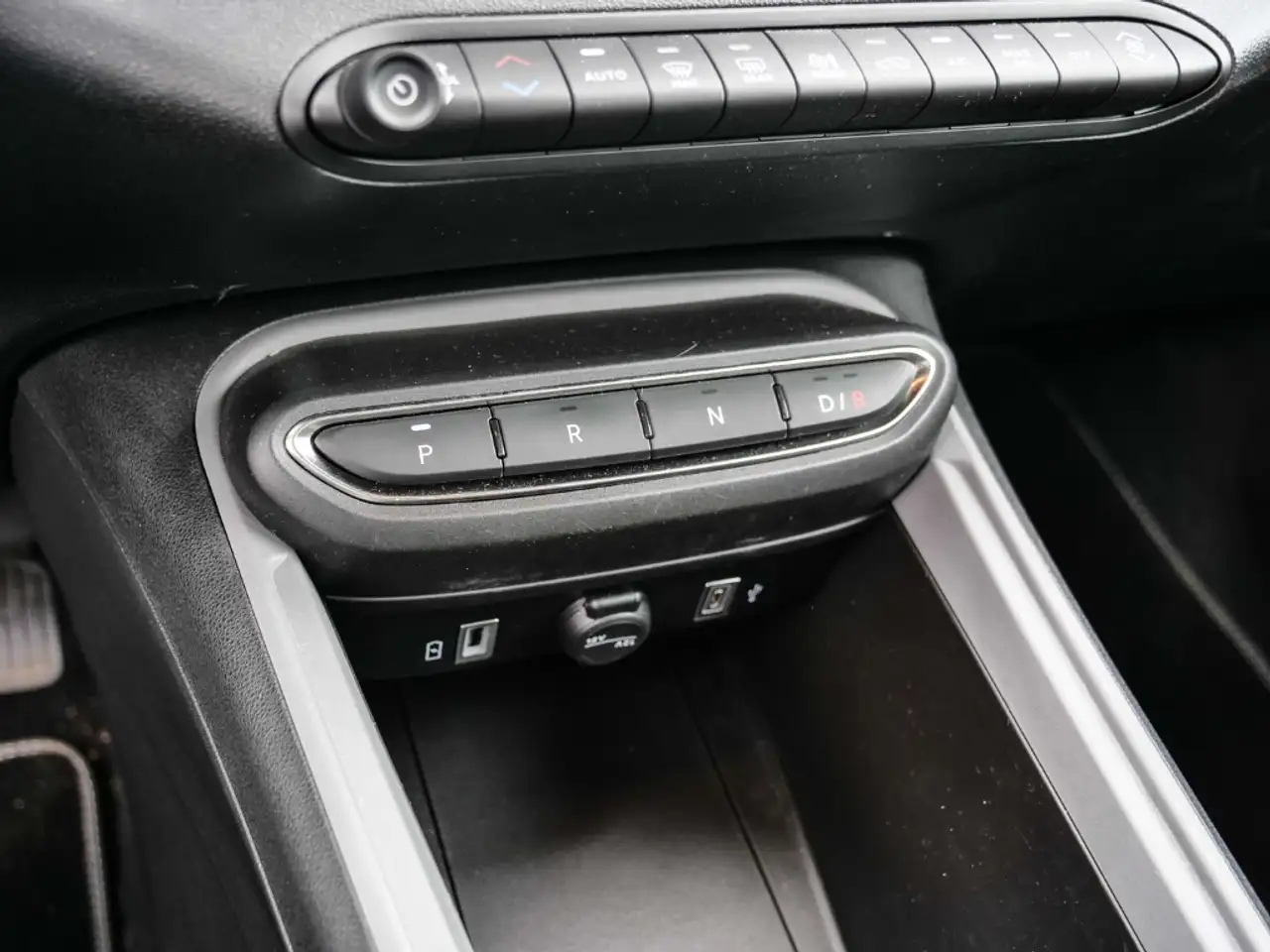 Jeep Avenger Longitude Electric LED Apple CarPlay Android Auto — Vehicle gallery 13