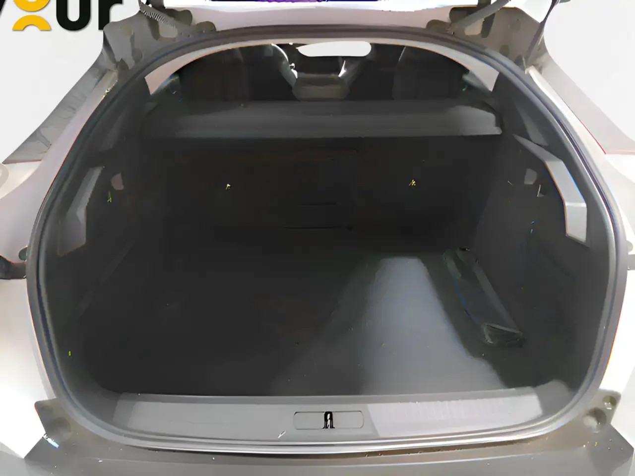 Peugeot 408 Hybrid Allure e-DCS6 145 — Galería del vehículo 21