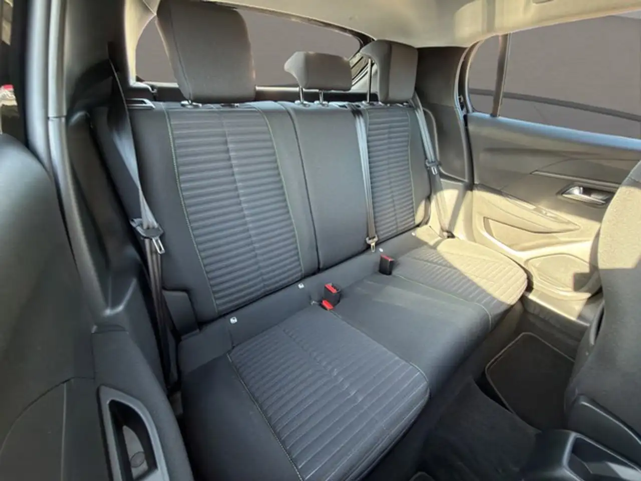 Peugeot 208 Active PureTech 100 Park Distance Control DAB S... — Galería del vehículo 15